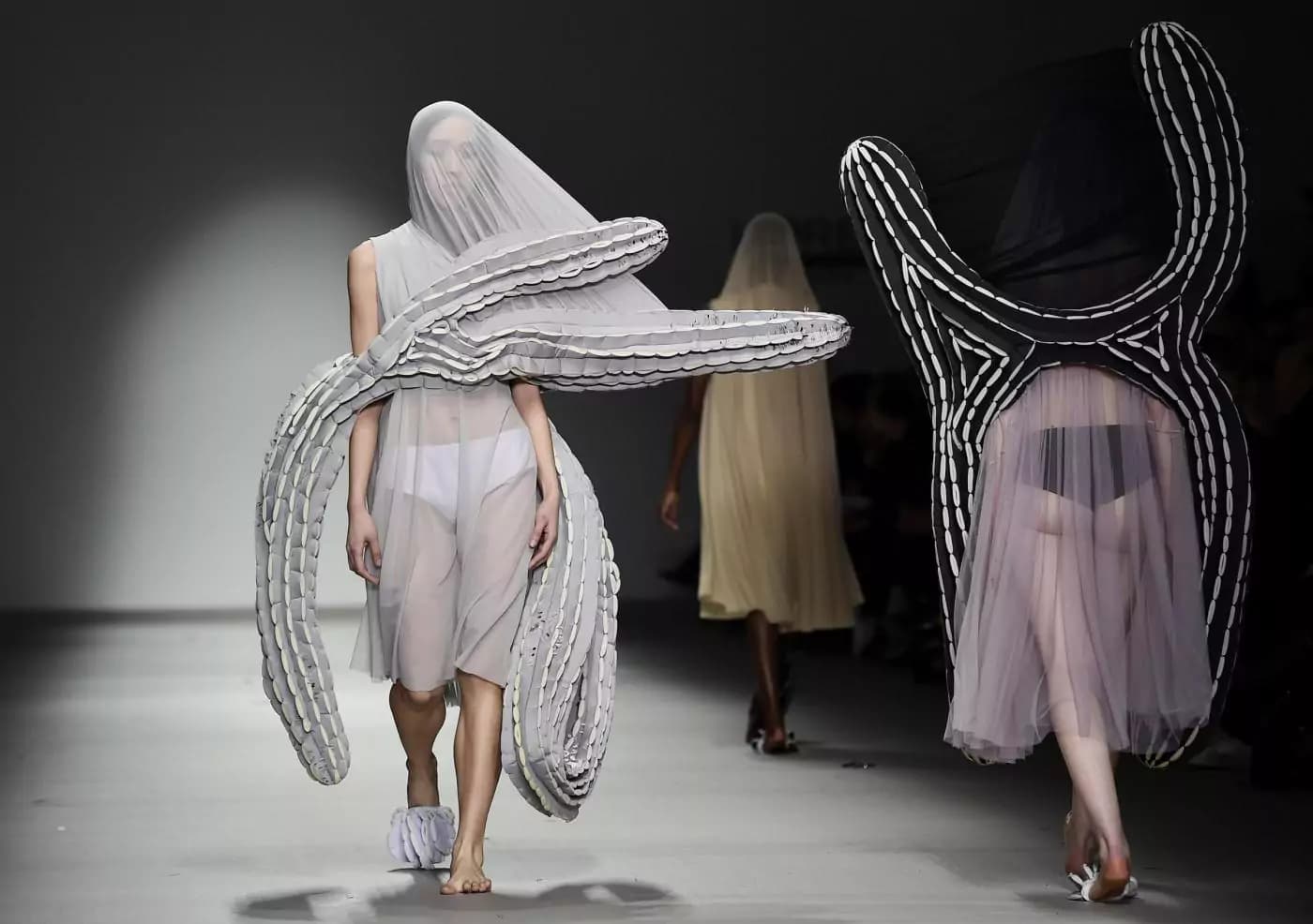 Quante “bizzarrie” in passerella alla London Fashion Week 2015 [GALLERY]