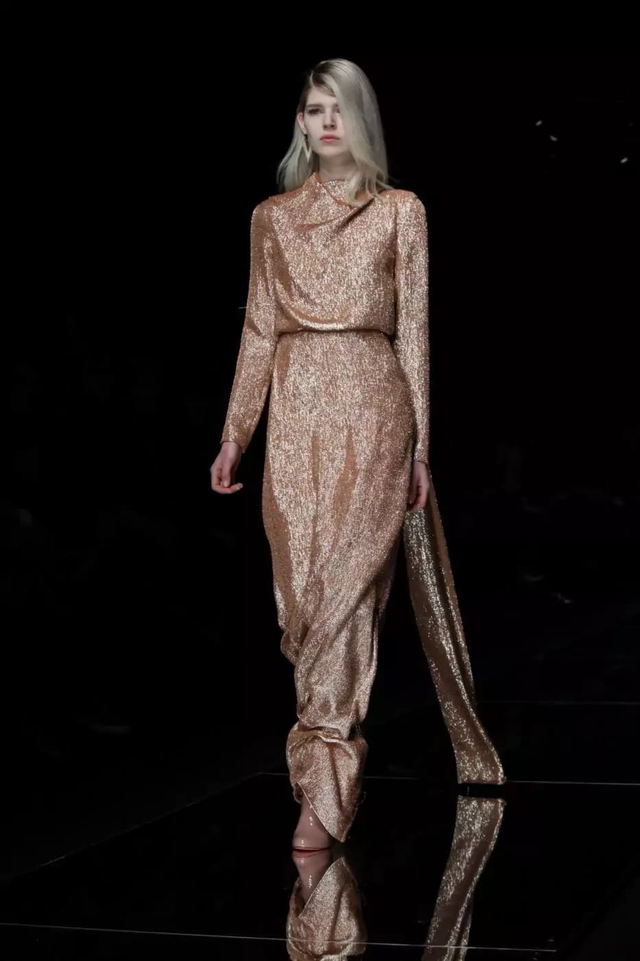 Milano fashion Week: la donna di Blumarine si veste di luce ed incanta il front row
