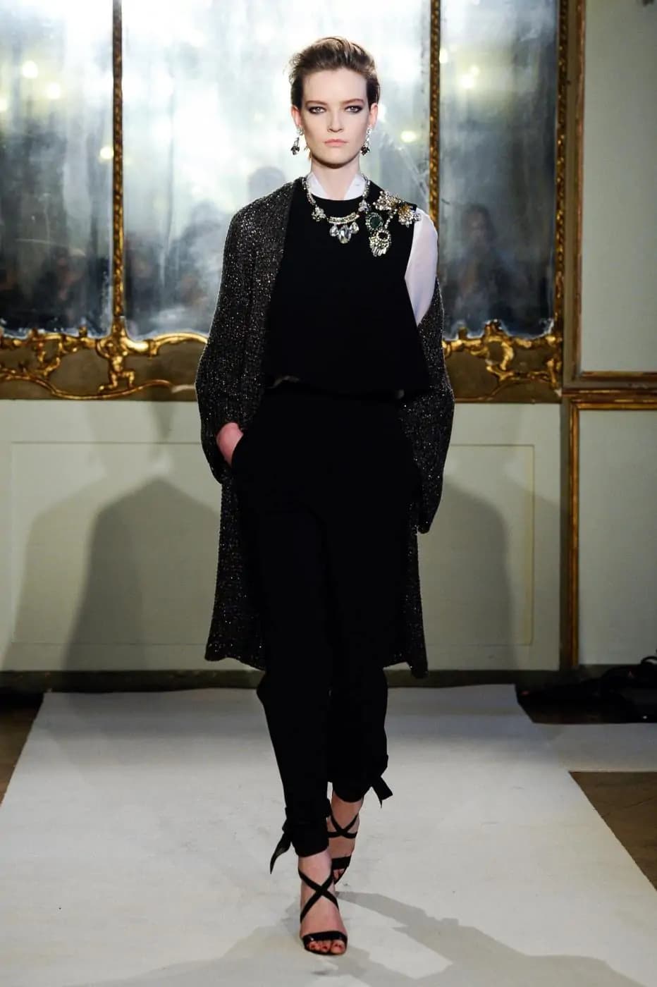 Milano Fashion Week 2015: Les Copains sostituisce il cappotto col maxi cardigan [GALLERY]