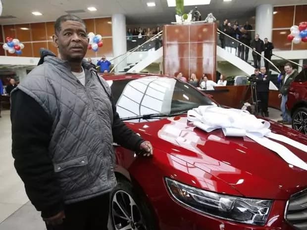 James Robertson, una Ford e 350.000 dollari premiano l’operaio d’America
