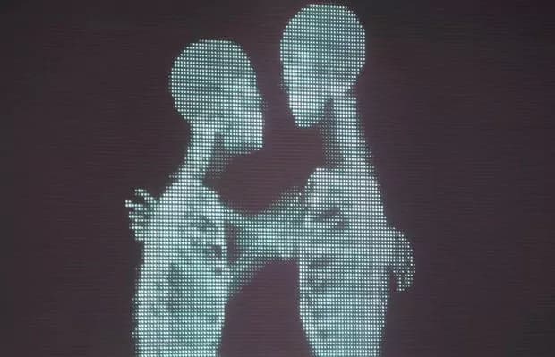 L’amore non ha etichette: il video virale che esalta l’amore in tutte le sue sfaccettature