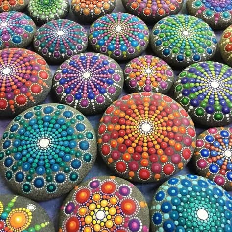 Trasforma pietre in opere d’arte, ecco le bellissime creazioni di Elspeth McLean [GALLERY]