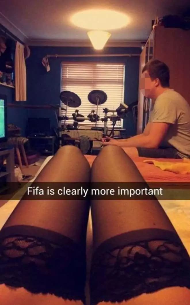 Lei vuole fare sesso e lui preferisce giocare a Fifa lei si vendica, guardate come