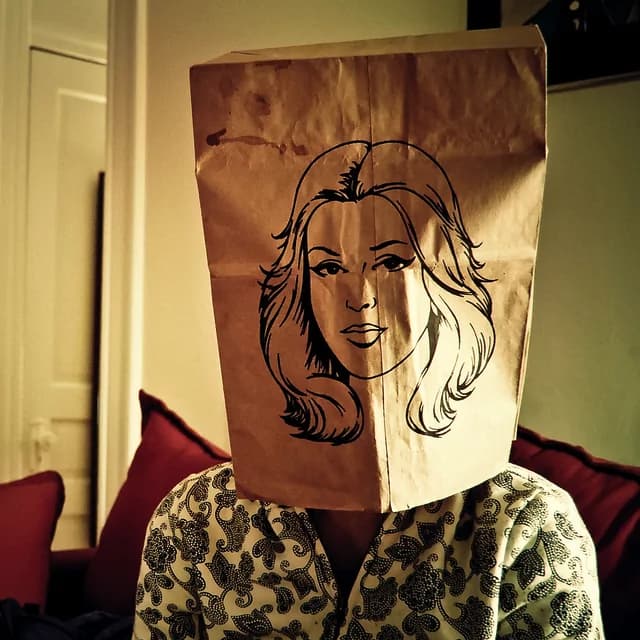 Ugly Bag: il sacchetto da mettere in testa alle persone “brutte” [GALLERY]