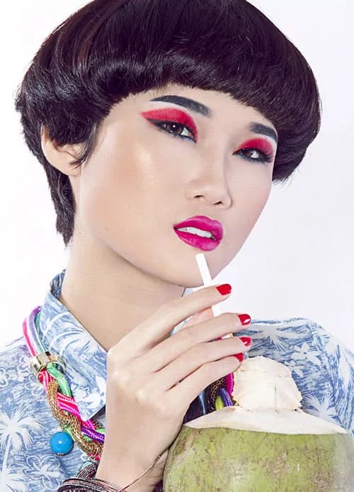 Modella vietnamita posa per Vogue Italia