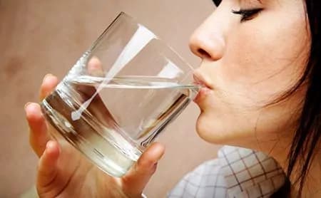 Salute: dall’endocrinologo la verità sull’acqua, le regole del bere sano