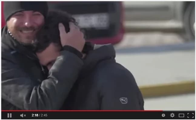 Hearing hands: il commovente video di un ragazzo sordomuto che riesce ad essere “capito” da tutti [VIDEO]