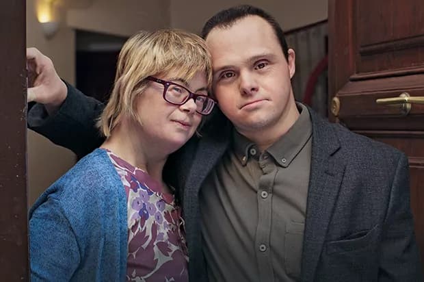 Sindrome di Down: la tenera proposta di matrimonio, il loro amore non è diverso [VIDEO]