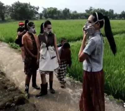 Modelle sfilano con maschere antigas: lo show sostenuto da Greenpeace