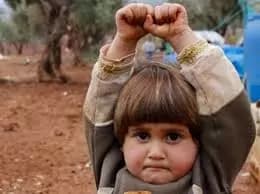 Siria, la commovente storia di Hudea: pensava che il fotografo le volesse sparare