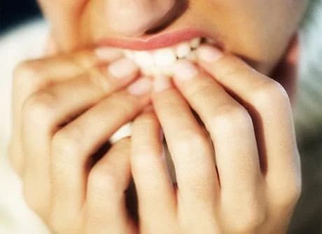 Mangiarsi le unghie: il “vizio” dei perfezionisti