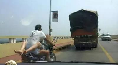 Giovani fanno sesso su una moto….in movimento