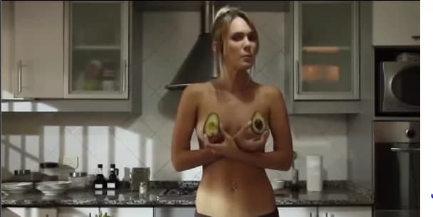 Jenn, la sexy argentina che cucina in topless [FOTO]
