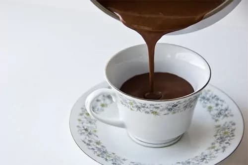 Nonna intossica i nipotini e i loro amici, ha offerto cioccolata scaduta da 25 anni