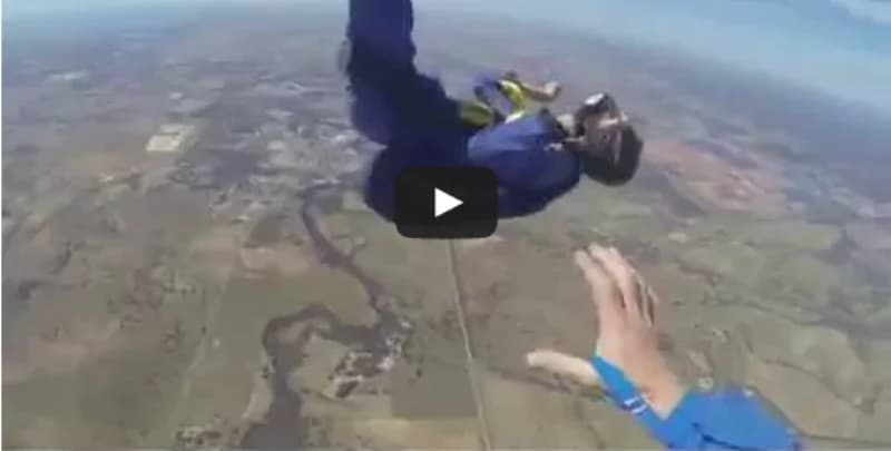 Paracadutista sviene in volo, le immagini dell’incredibile salvataggio [VIDEO]