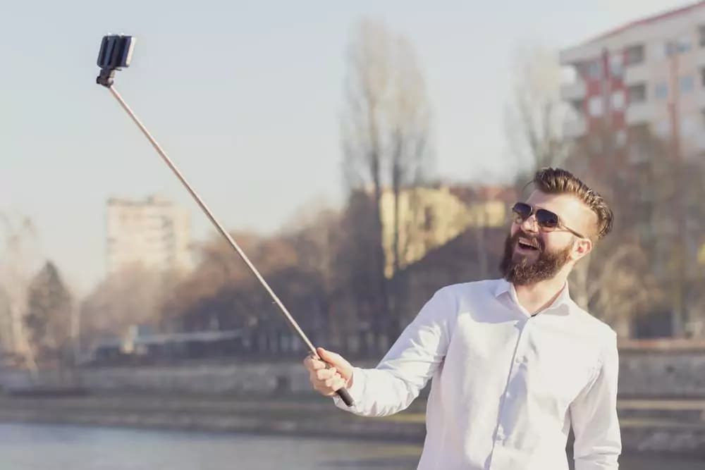 Selfie stick vietati nei musei