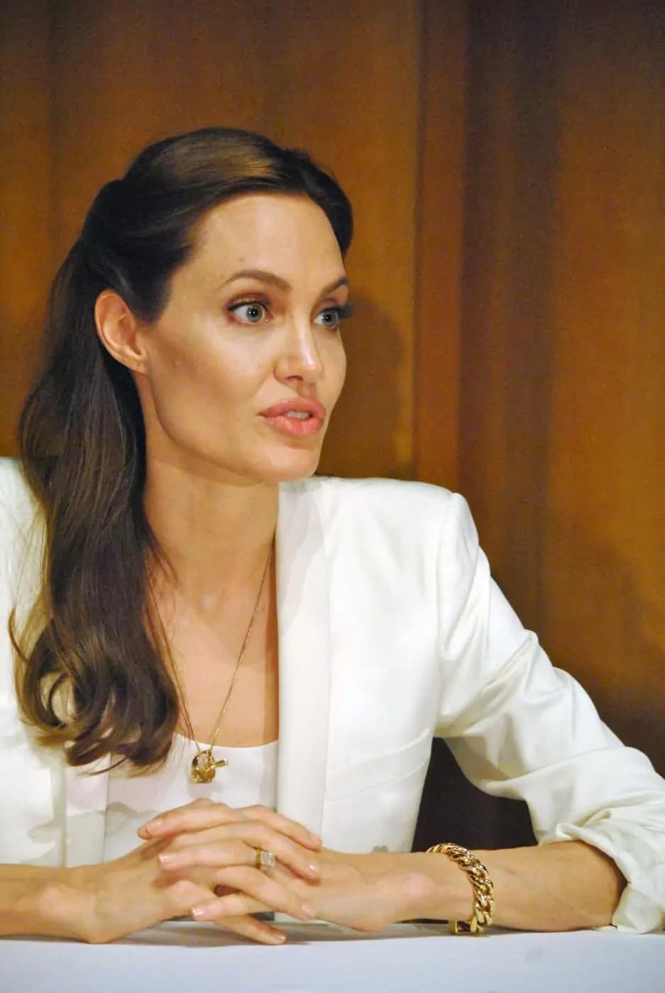 Angelina Jolie si fa asportare le ovaie per paura del cancro