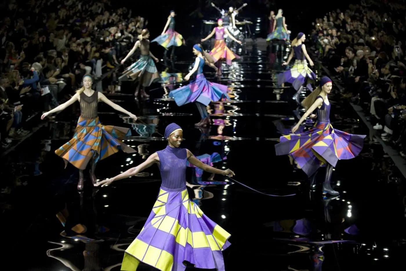 Parigi Fashion Week 2015: festa di colori per Issey Miyake [GALLERY]