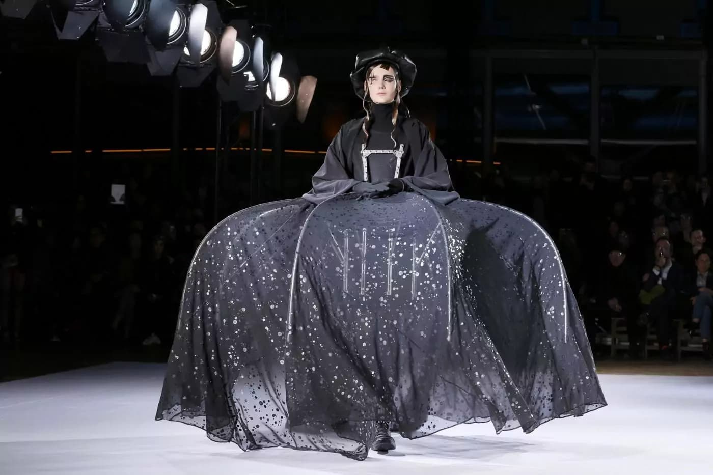 Parigi Fashion Week 2015: la donna spaziale di Yamamoto [GALLERY]