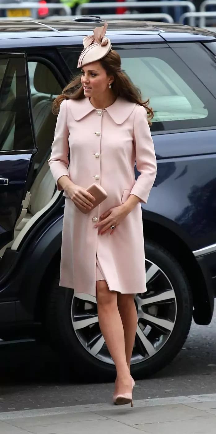 “Sudditi, è femmina!”: il messaggio che Kate Middleton lancia con il suo cappotto rosa [GALLERY]
