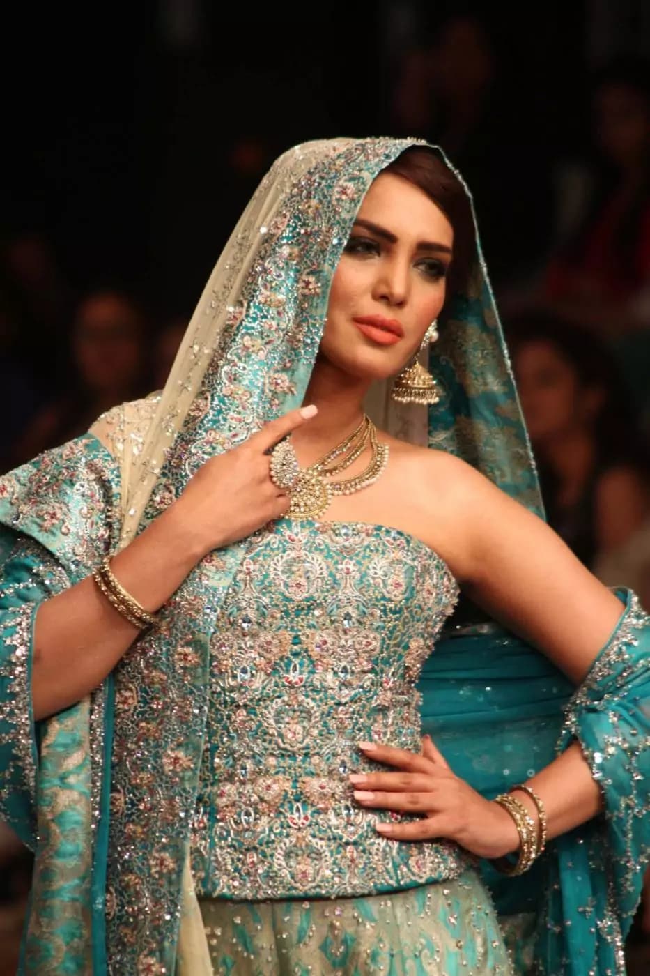 Trionfo di colori ed etnicismo dalle sfilate moda in Pakistan [GALLERY]