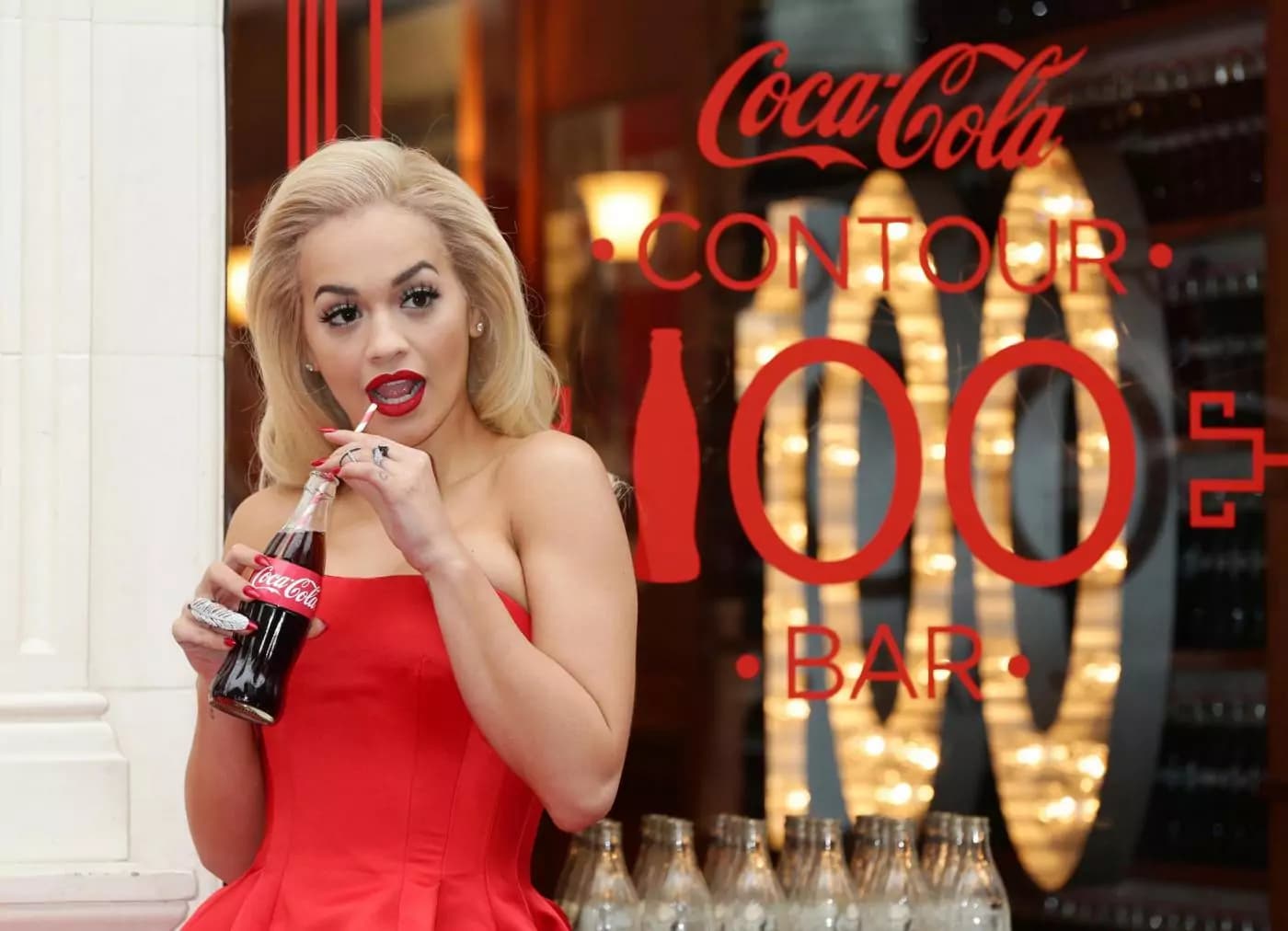 Rita Ora: sexy madrina in rosso per il Coca Cola Contour Centenary Bottle [GALLERY]