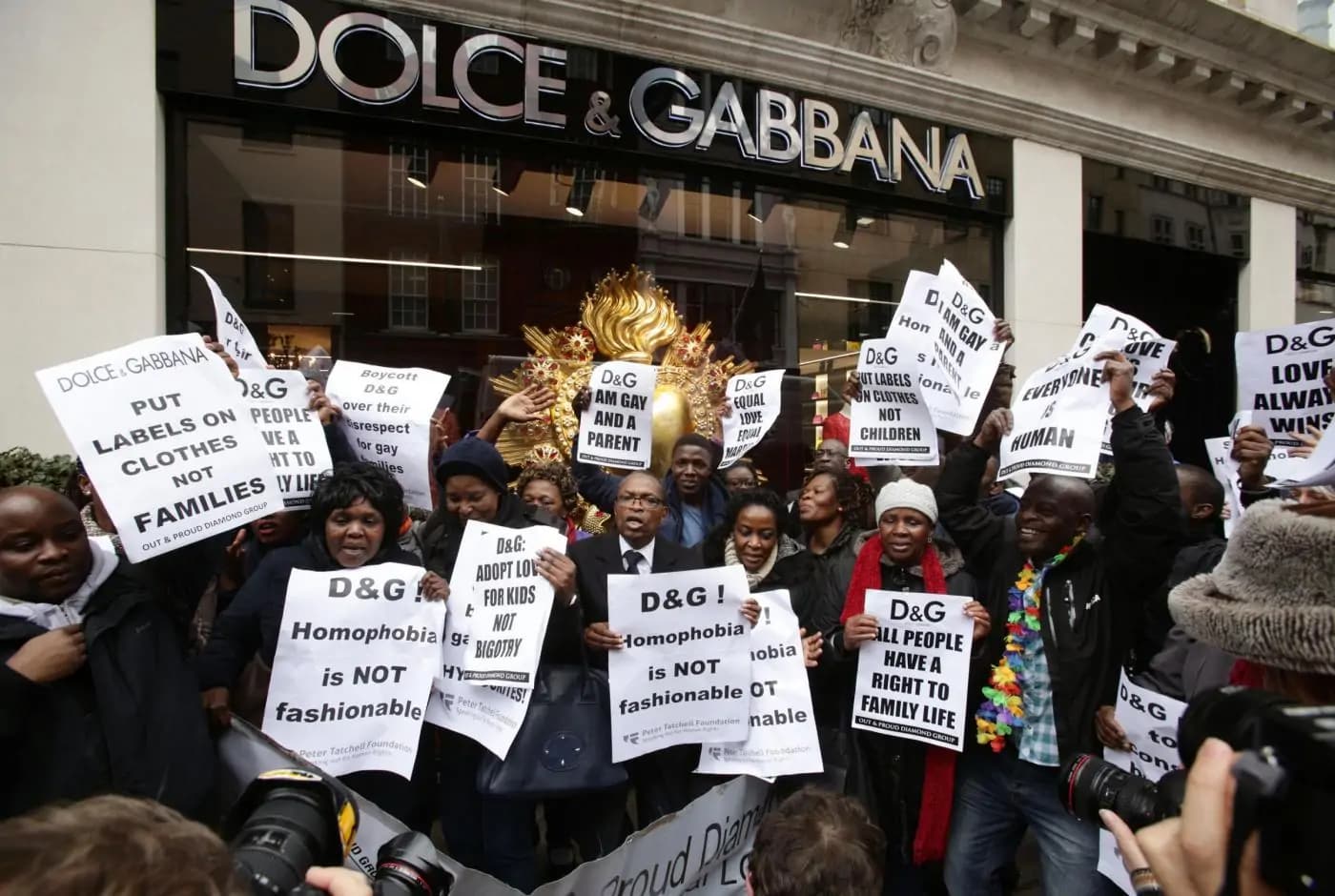 Guerra Dolce&Gabbana -Elton John, protesta davanti al negozio di Londra [GALLERY]