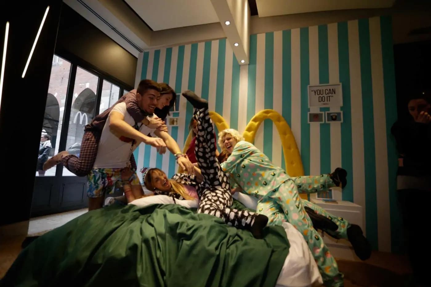 In pigiama al Mc Donald’s per ricevere la colazione gratis [GALLERY]