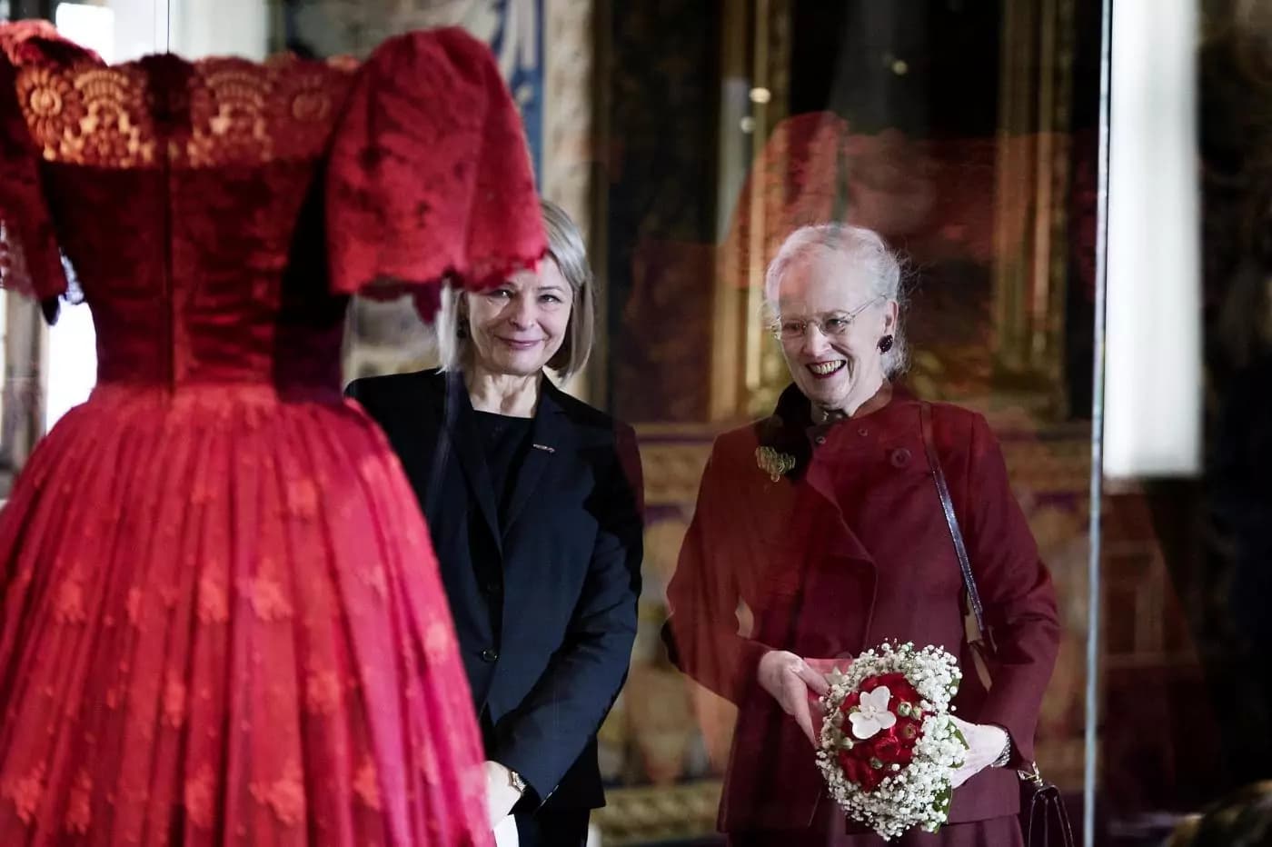 Moda da Regina: 75 anni di abiti lussuosi indossati da Margrethe II di Danimarca [GALLERY]