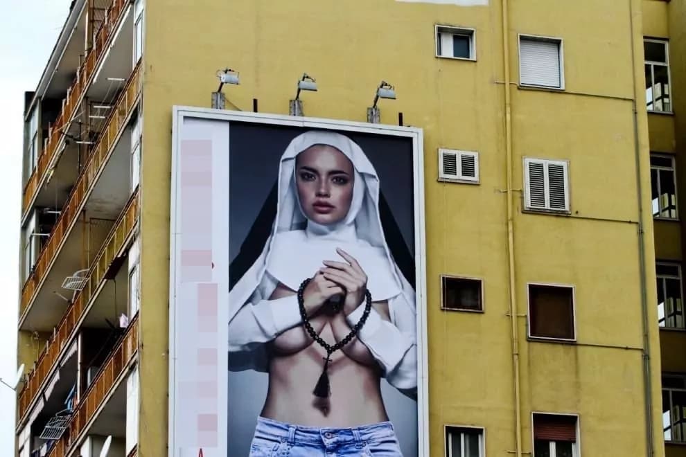 Napoli si prepara ad accogliere Papa Francesco con la suora nuda