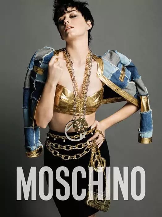 Katy Perry per Moschino con un look stravolto