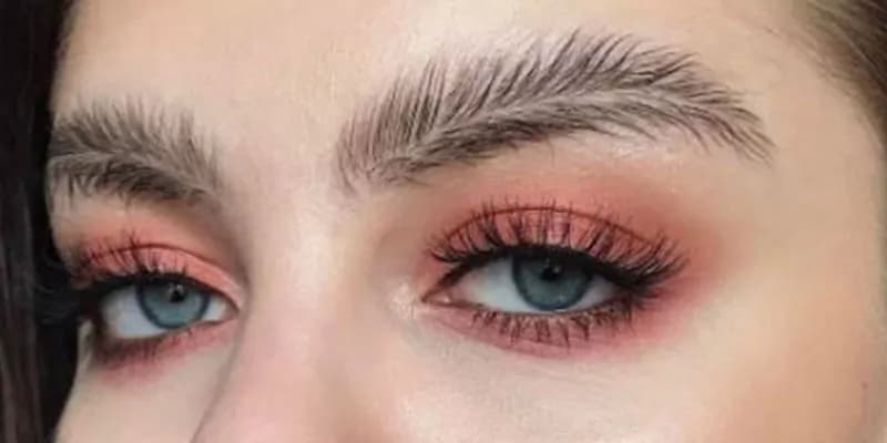 #featherbrow: la nuova tendenza beauty sono le sopracciglia a piuma