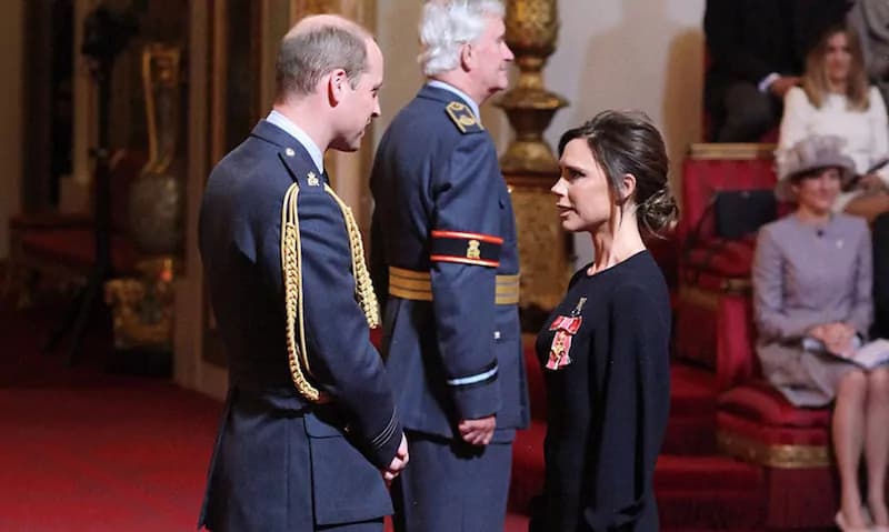 Victoria Beckham premiata con l’Obe dal principe William
