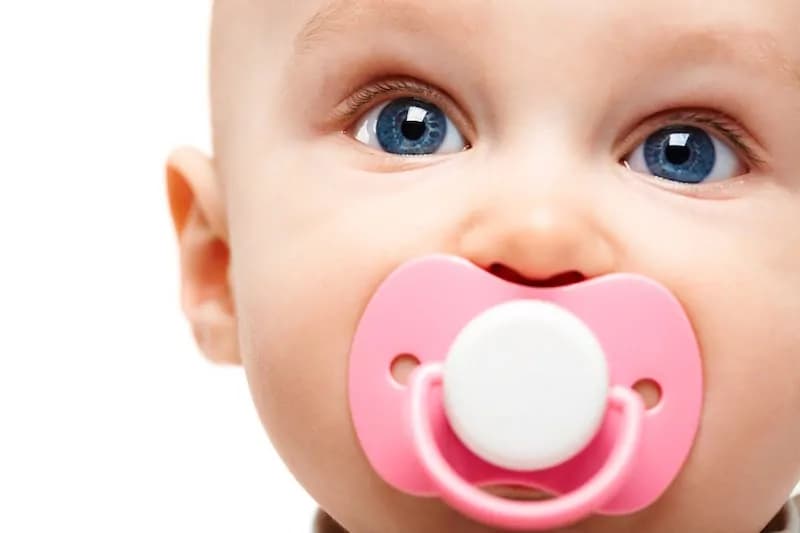 Pediatra: via ciuccio a 1 anno e biberon a 2, i tempi giusti per i medici