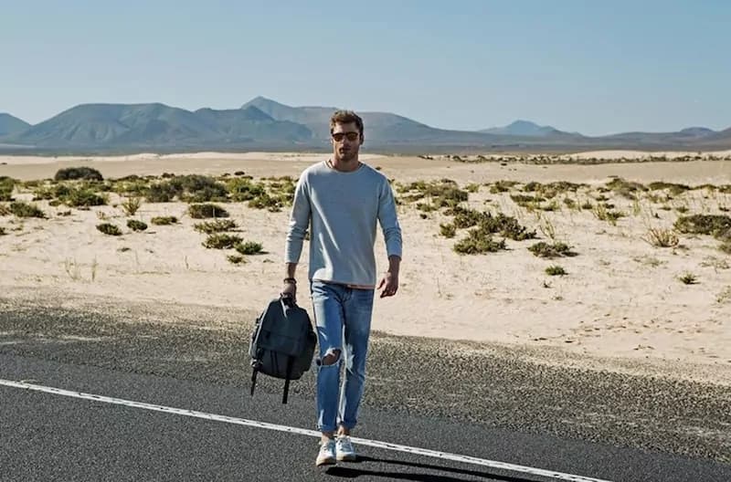 Il jeans dell’estate per l’uomo diventa una tendenza che si rinnova fino al classico