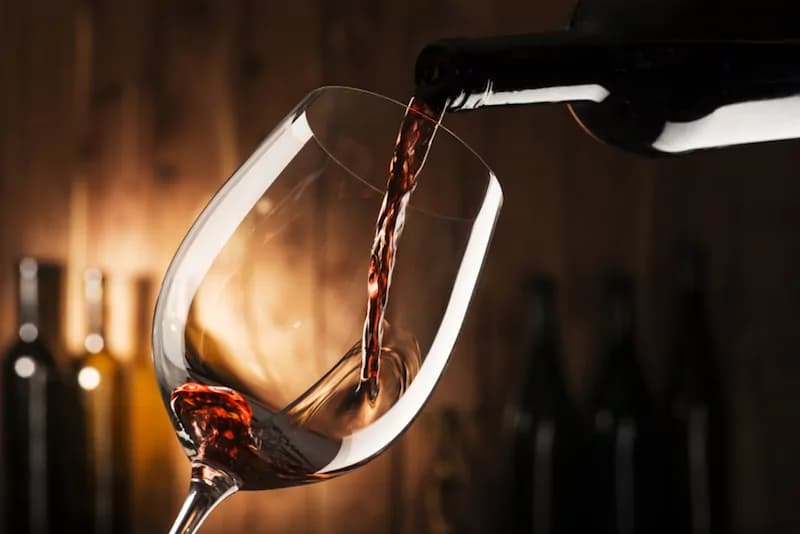 Se si beve troppo vino la colpa è del bicchiere