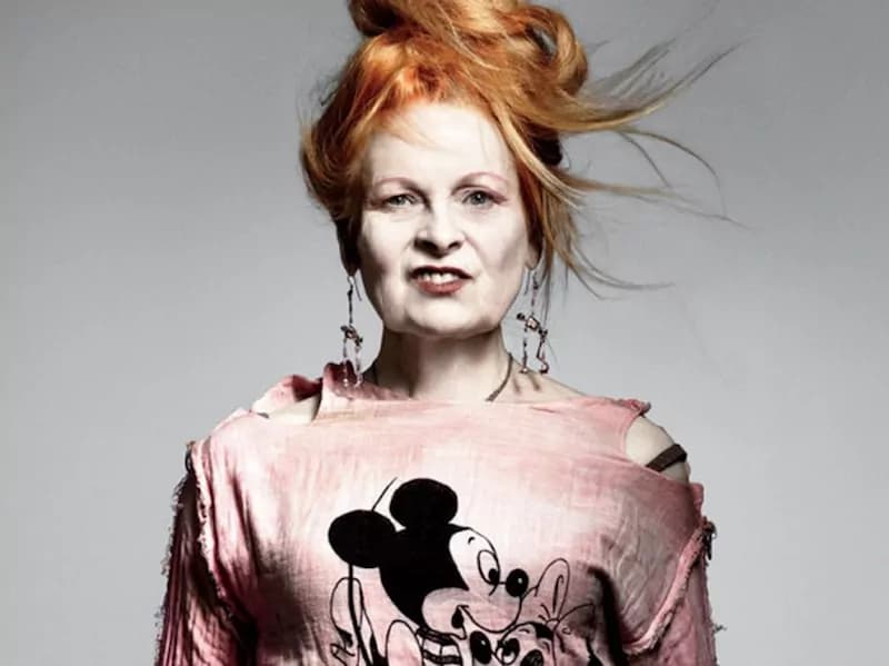 Vivienne Westwood lancia una serie di t-shirt in linea con il suo spirito da attivista