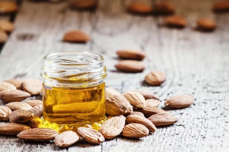Olio di mandorle dolci: proprietà, benefici e consigli