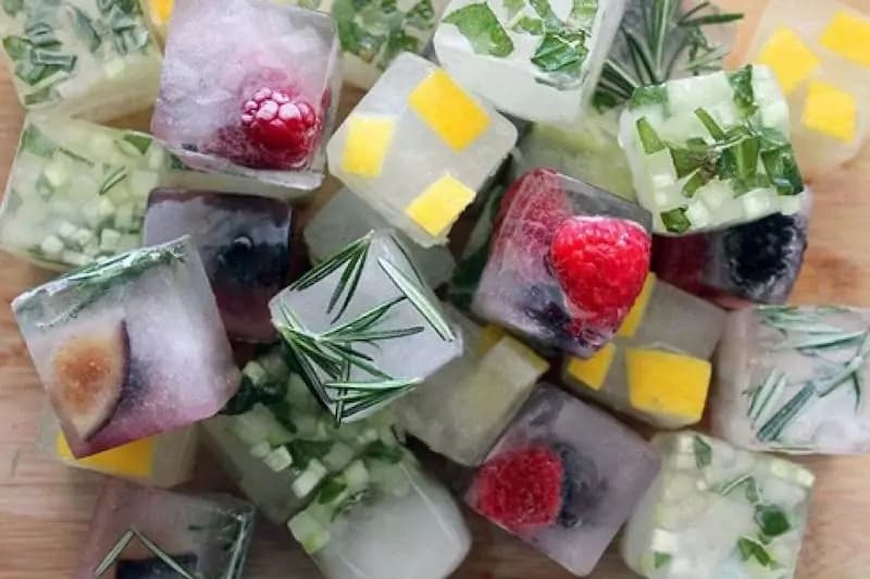 Ghiaccio aromatizzato, un’idea chic che abbellirà la vostra tavola