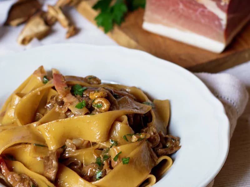 Pappardelle ai funghi porcini, tartufo e guanciale croccante