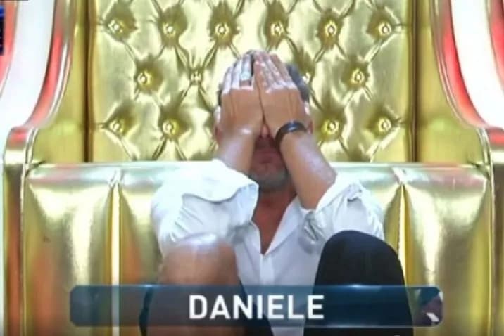 Grande Fratello Vip: Daniele Bossari è uscito dalla casa “per gravi motivi personali”