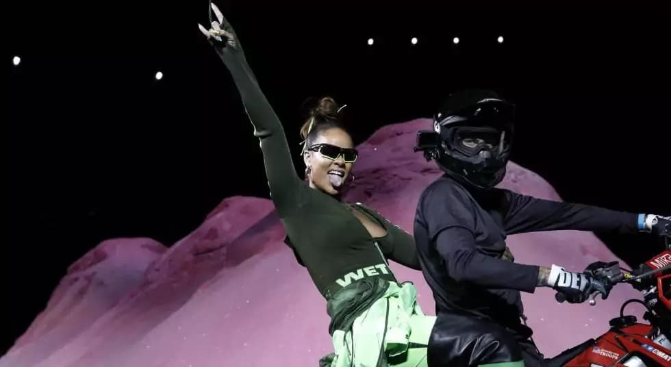 Rihanna si ispira ad un look da centauro per lo show Penty Puma