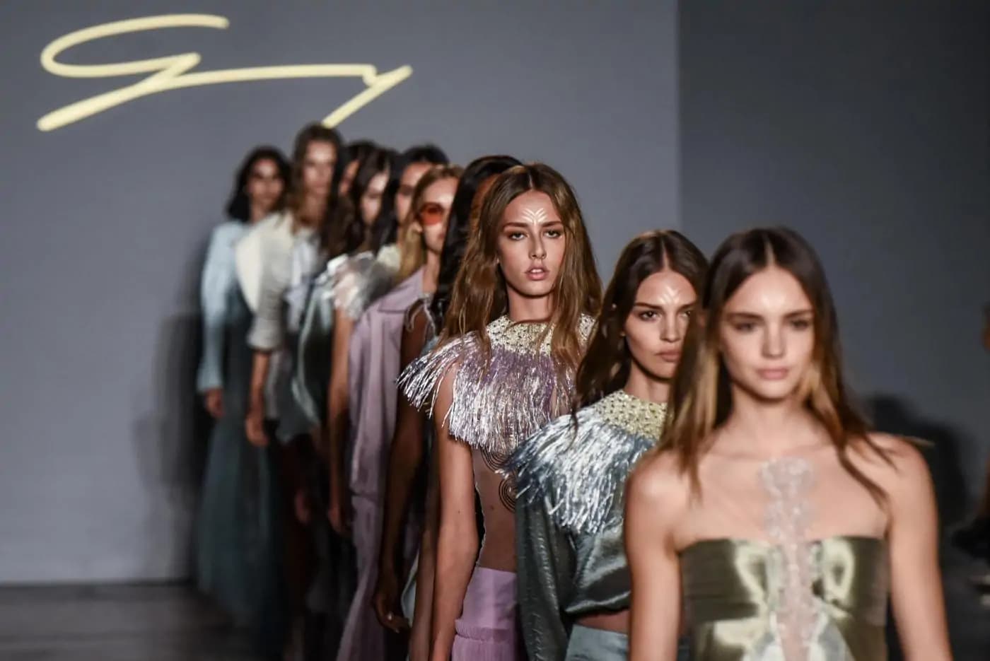 Collezione Genny primavera estate 2018: l’ispirazione viene dal mondo automobilistico [GALLERY]
