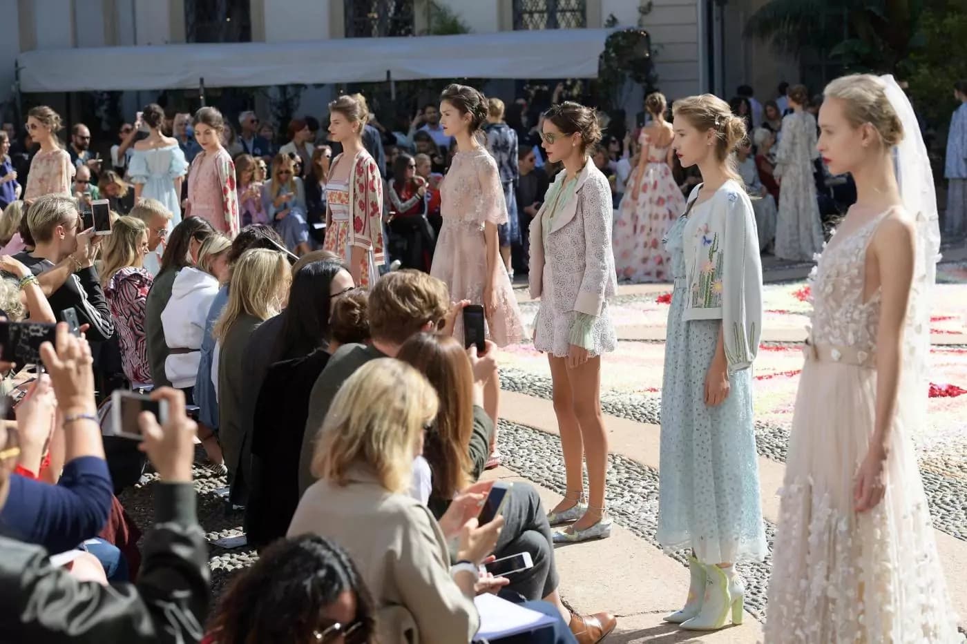 Luisa Beccaria primavera estate 2018: in passerella puro romanticismo tra tulle e fiori [GALLERY]