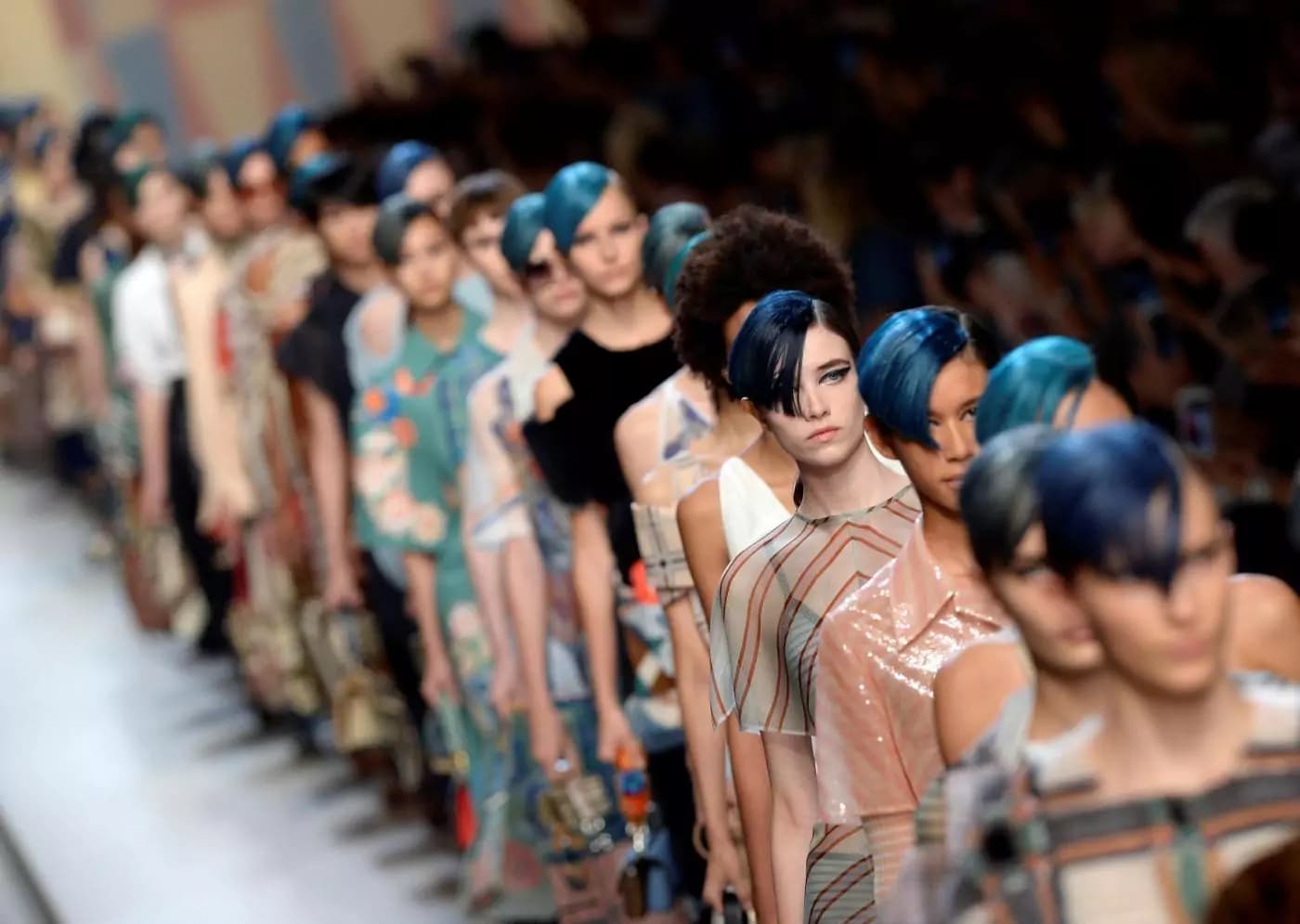 Fendi: futurismo e sapori caraibici sulla passerella per la collezione primavera estate 2018 [GALLERY]