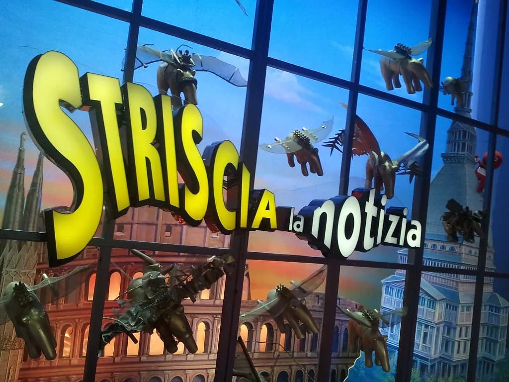 Grande fratello vip 2: Striscia la notizia lancia il sospetto della presenza di un cellulare nella casa