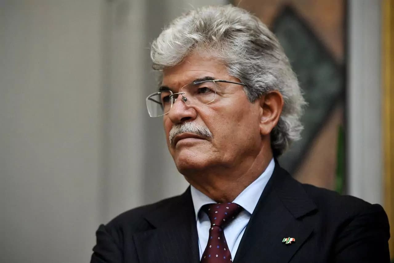 Razzi: “andrò in Corea con Melania Trump. Asia Argento? Ha sbagliato”
