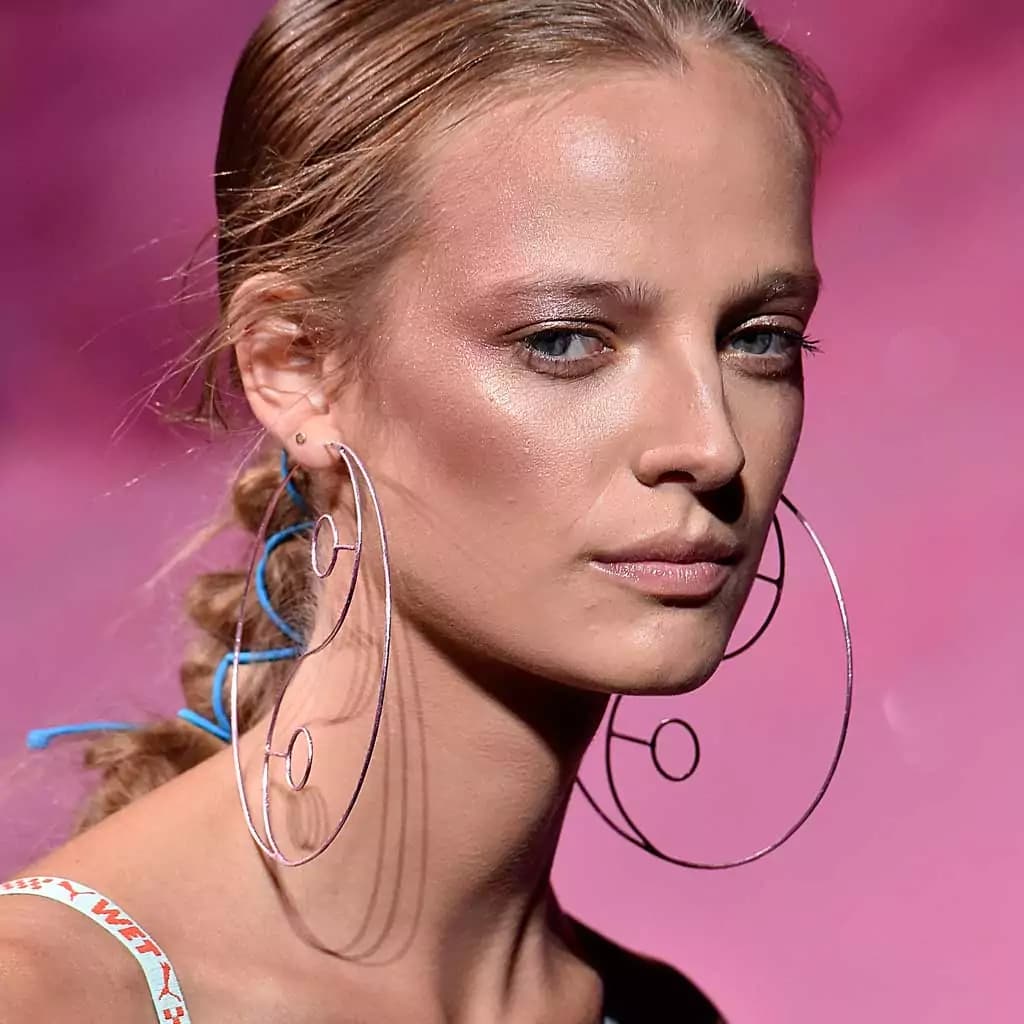 Capelli: dalle passerelle delle Fashion Week arriva la tendenza del “Bubble Ponytail” [GALLERY]