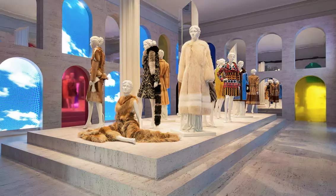 Tra film e pellicce, la Maison Fendi rende omaggio al cinema al Palazzo della Civiltà di Roma