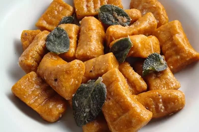 Gnocchi alla zucca con burro, salvia e granella di nocciole